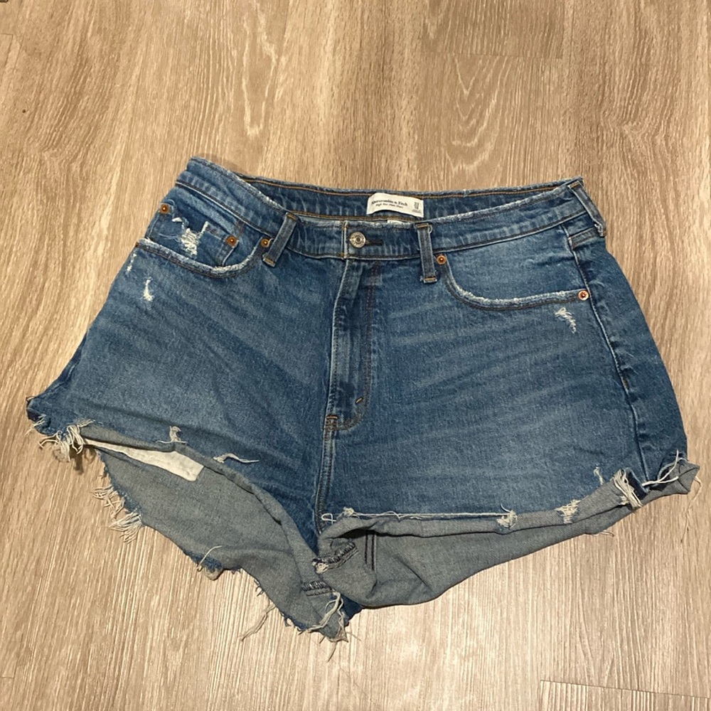 Abercrombie & Fitch. High rise mom short curve love. Size 33